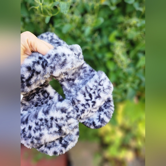 Size 8 - Women's Koolaburra By UGG Black And White Furry Slippers Leopard Print - Picture 2 of 9